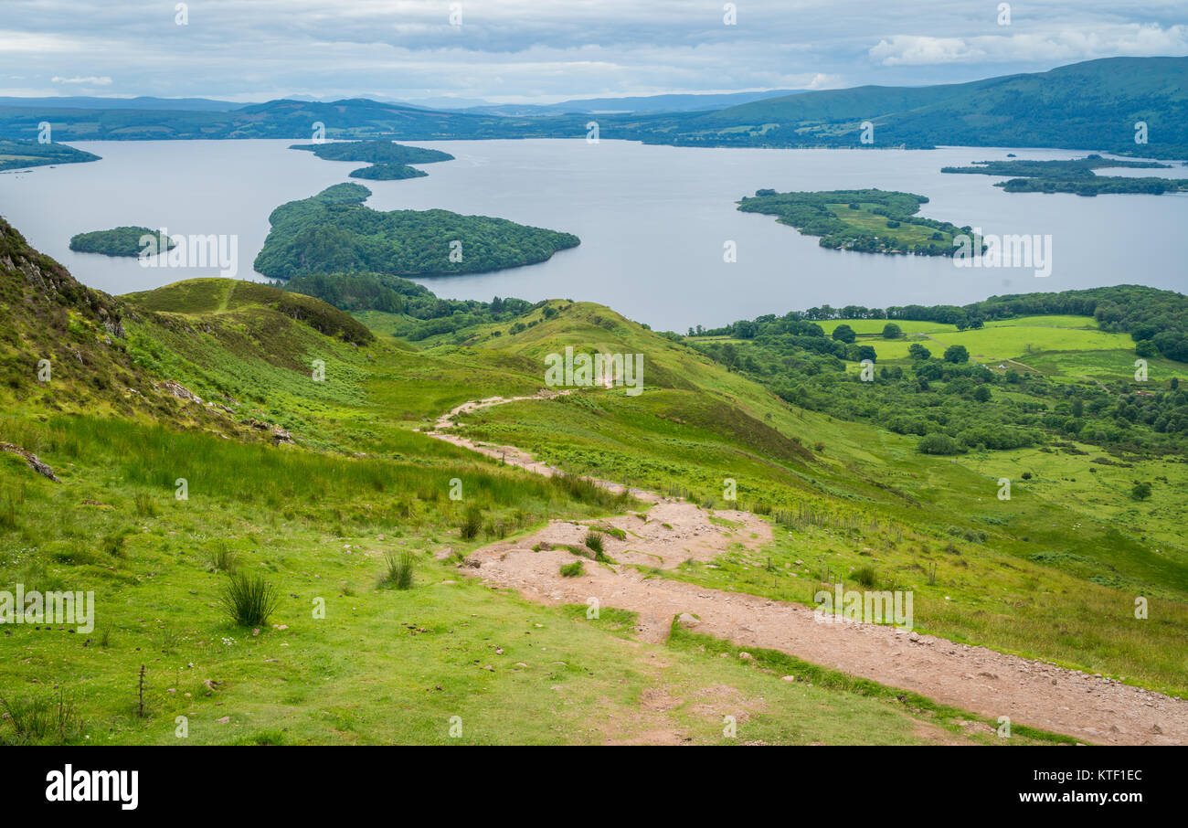 Panoramische Sicht von Conic Hill, Balmaha, Dorf am östlichen Ufer des Loch Lomond im Rat von Stirling, Schottland. Stockfoto