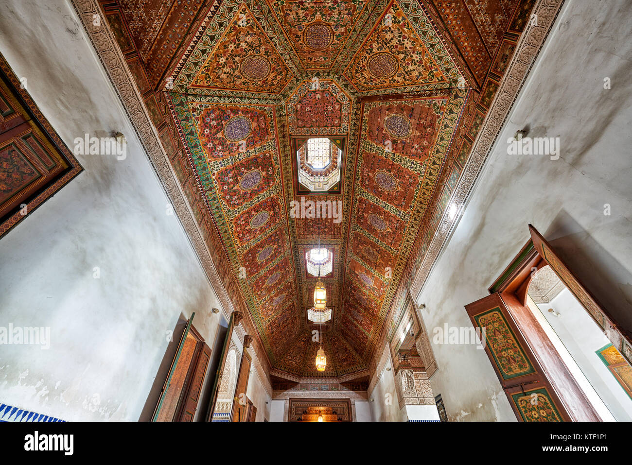 Starke verzierte Decke in Bahia Palast, Marrakesch, Marokko, Afrika Stockfoto