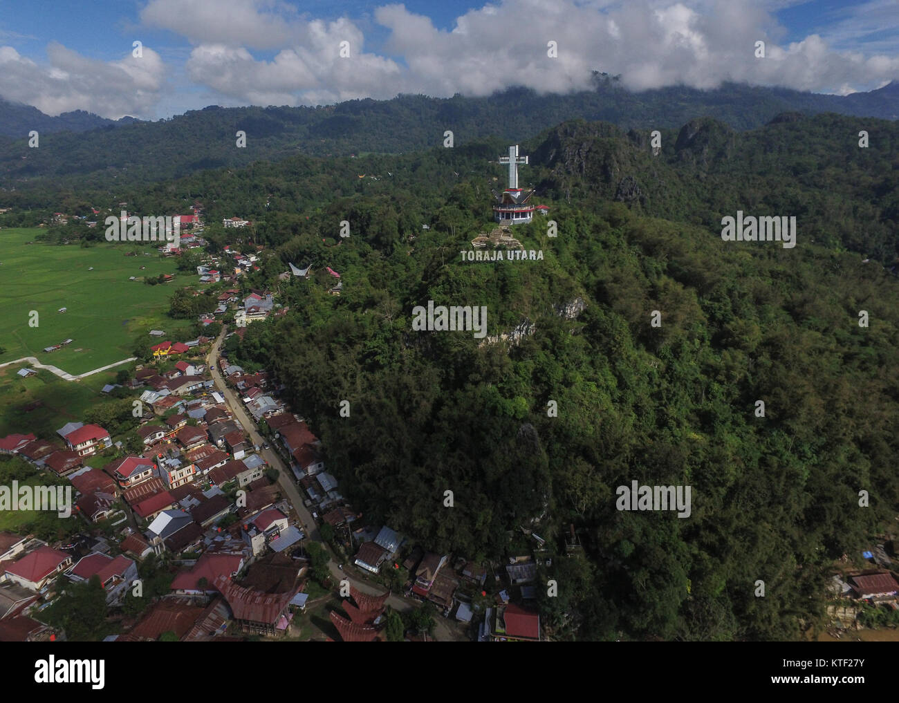 Riesige Jesus Kreuz in der Stadt von rantepao in der Regentschaft von Norden Toraja (Toraja Utara) - Indonesien. Stockfoto