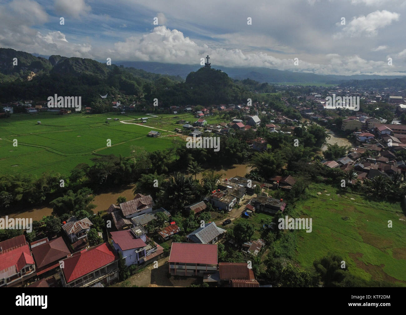 Gigantische Christentum Kreuz in der Stadt von rantepao in der Regentschaft von Norden Toraja (Toraja Utara) - Indonesien. Stockfoto