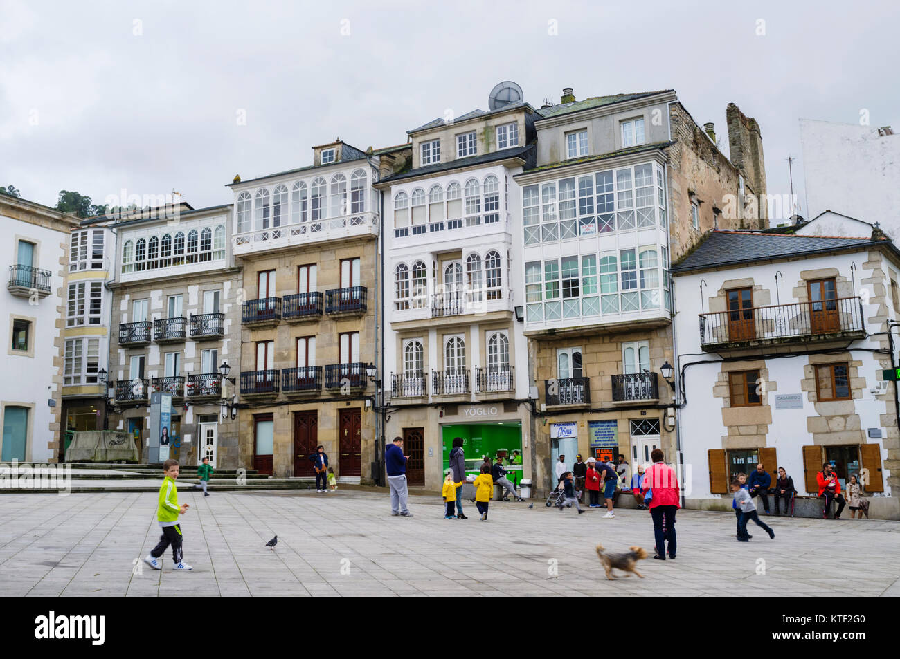 Traditionelle galizische Architektur an der Praza Maior City Square in Viveiro, Provinz Lugo, Galizien, Spanien, Europa Stockfoto