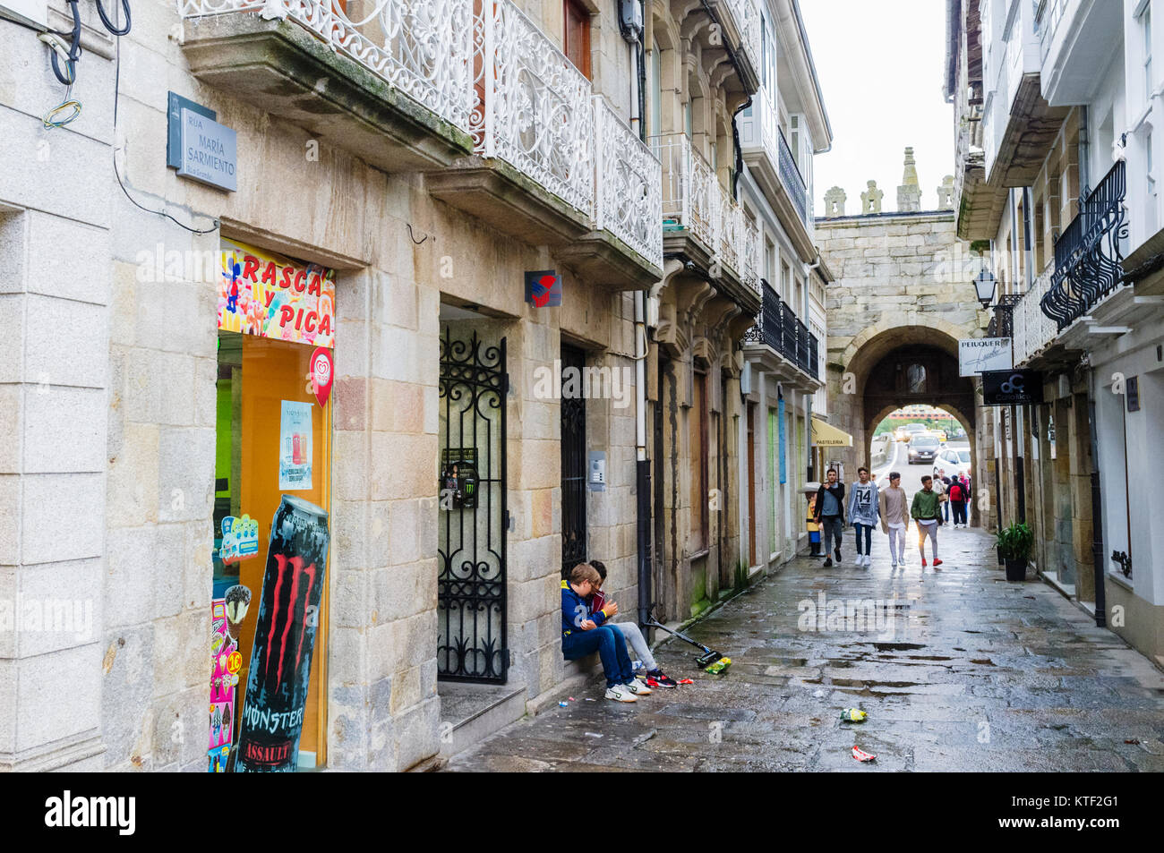 Maria Sarmiento Straße mit dem Tor von Carlos V im Hintergrund in der Altstadt von Viveiro, Provinz Lugo, Galizien, Spanien, Europa Stockfoto