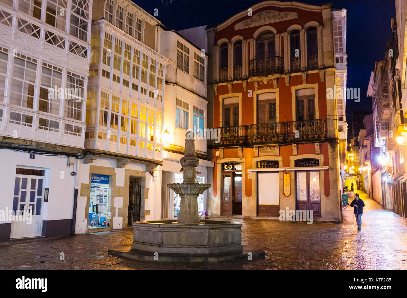 Fonte Nova Square bei Nacht mit traditionelle galizische Architektur. Viveiro, Provinz Lugo, Galizien, Spanien, Europa Stockfoto