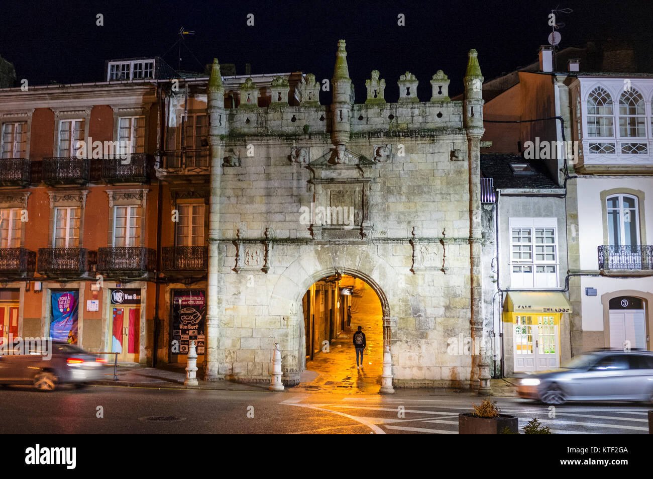 Castillo del Puente o Puerta de Carlos V (Estilo plateresco, 1554) in der Nacht. Travesia da Marina Street, Covas, Provinz Lugo, Galizien, Spanien, Euro Stockfoto