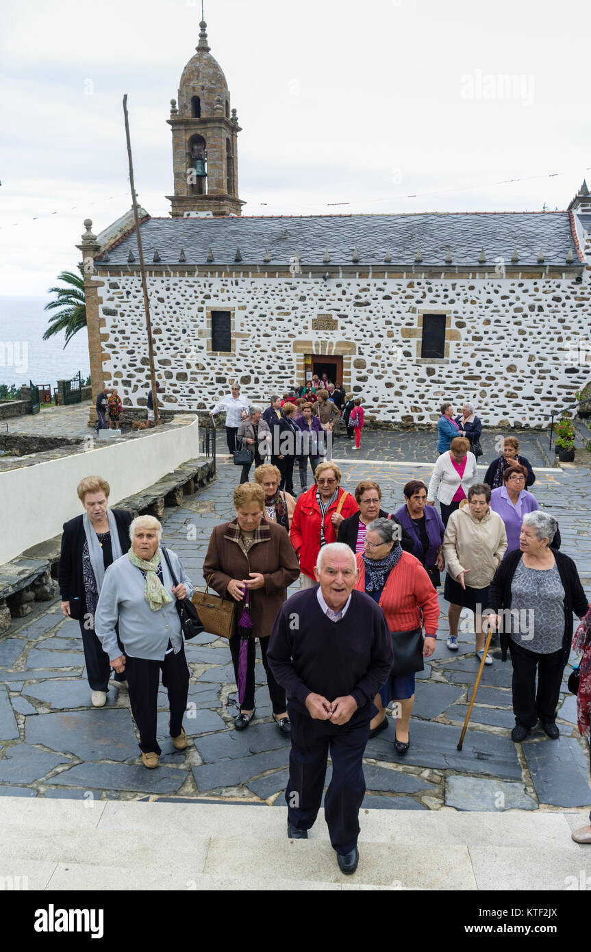 Gläubigen verlassen das Heiligtum nach Service in San Andrés de Teixido, ein sehr wichtiger Wallfahrtsort für die galicische Bevölkerung. Cedeira, Provinz Coruna Stockfoto