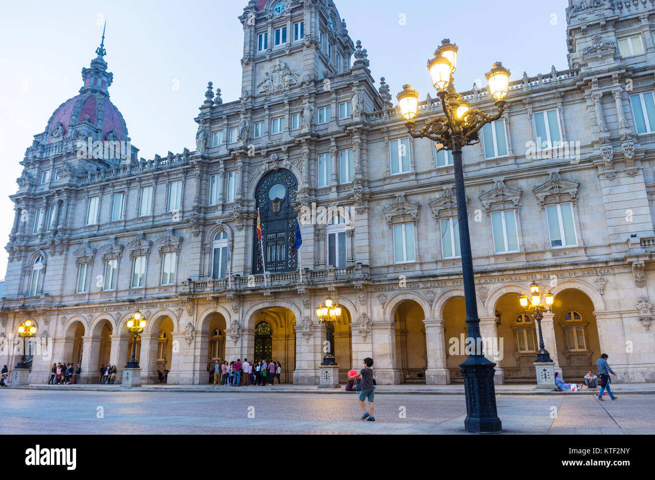 Rathaus in der Dämmerung, Plaza de Maria Pita Square, A Coruña, Galizien, Spanien Stockfoto