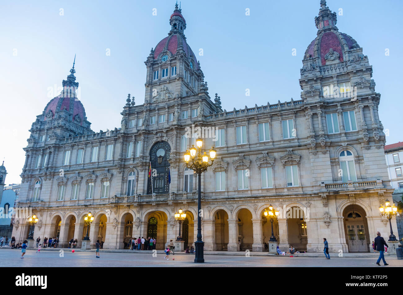 Rathaus in der Dämmerung, Plaza de Maria Pita Square, A Coruña, Galizien, Spanien Stockfoto