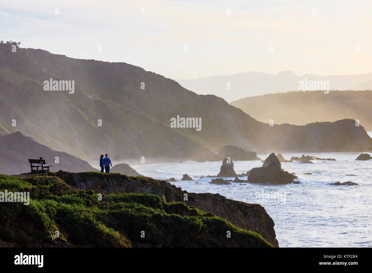 Reisende, die in den Sonnenuntergang am Loiba Felsen (Acantilados de Loiba) Provinz A Coruña, Galicien, Spanien, Europa Stockfoto