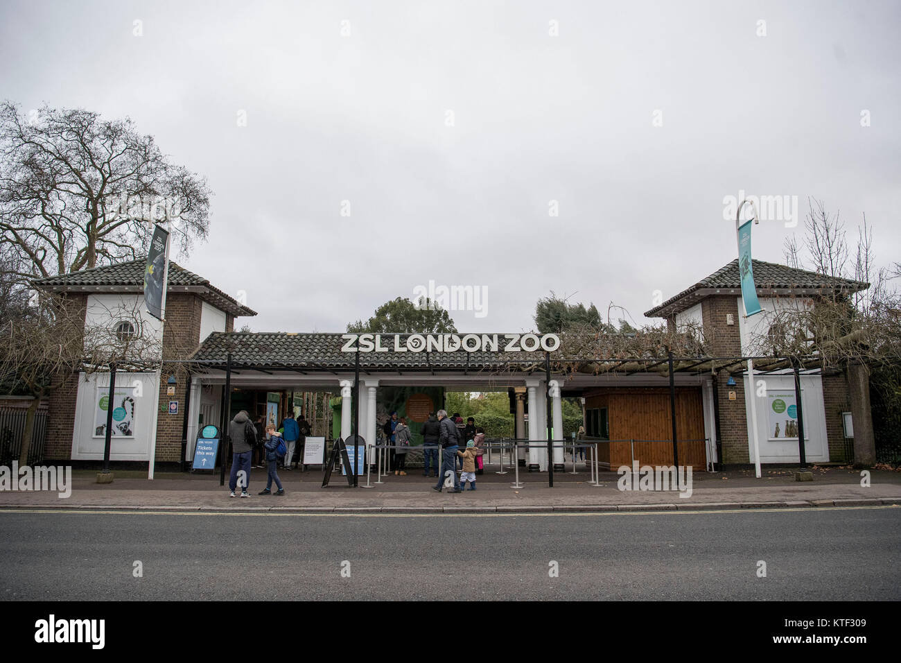 Mitglieder der öffentlichkeit geben Sie London Zoo, wie die Anziehung hat wieder eröffnet, nachdem mehrere Tiere starb, als ein Feuer ausbrach. Stockfoto