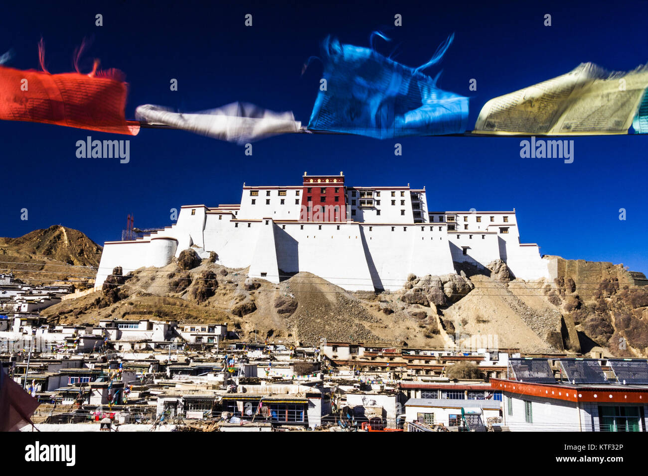 Ansicht der wiederaufgebauten Dzong von Shigatse oder Samdruptse Dzong mit Gebetsfahnen im Vordergrund. Shigatse, Tibet Stockfoto