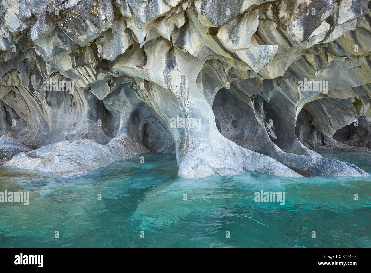 Marmor Höhlen, durch Erosion geformt, am Ufer des Lago General Carrera entlang der Carretera Austral im nördlichen Patagonien, Chile. Stockfoto