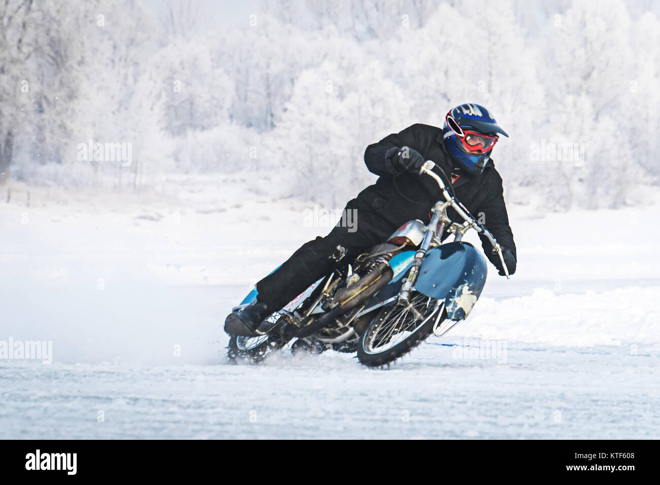 Unbekannter Radfahrer während der halbfinale einzelne Fahrten der Russischen Ice Speedway Meisterschaft. Racer auf Eis. Motorrad mit Spikereifen fahren o Stockfoto