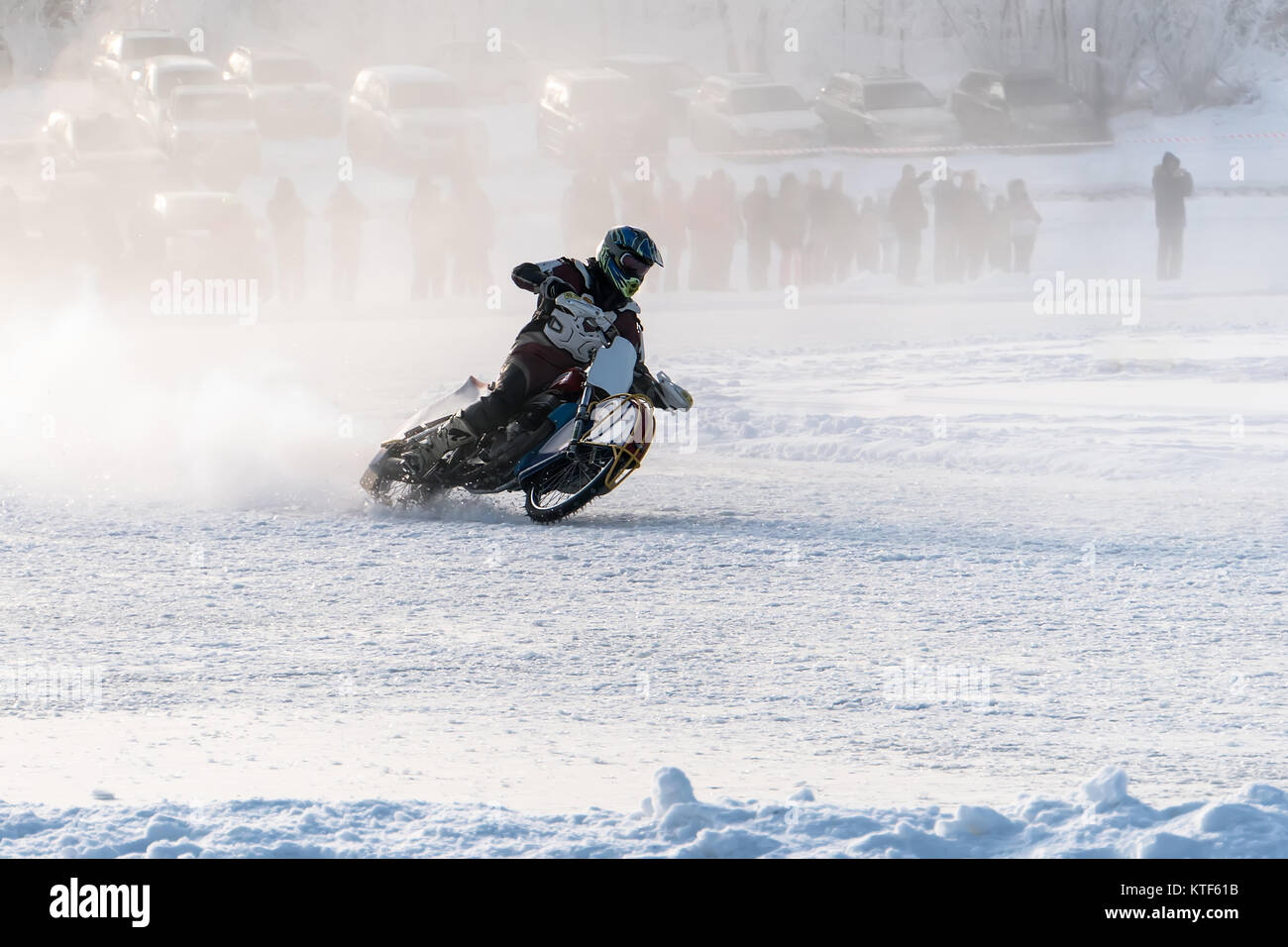 Unbekannter Radfahrer während der halbfinale einzelne Fahrten der Russischen Ice Speedway Meisterschaft. Racer auf Eis. Motorrad mit Spikereifen fahren o Stockfoto