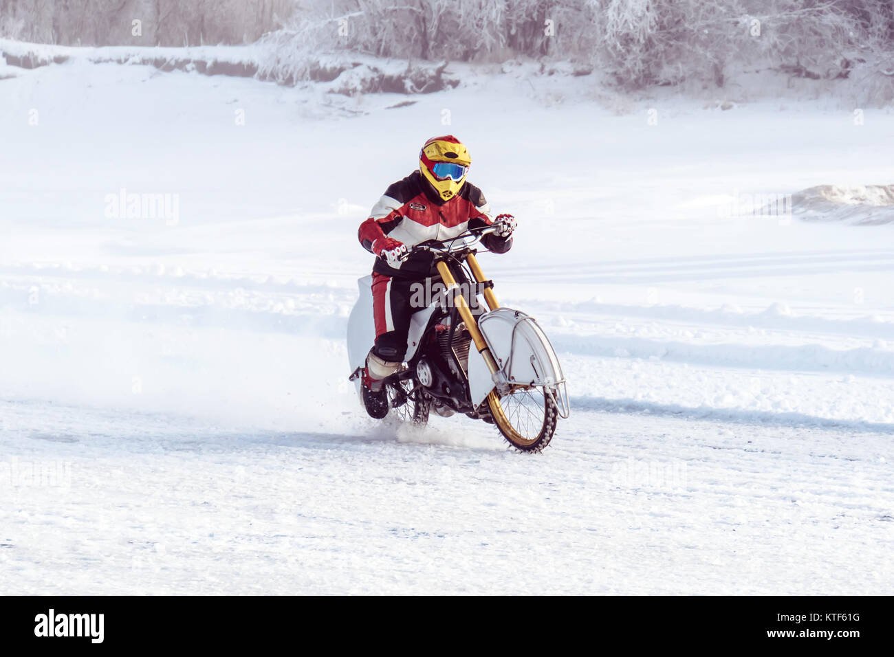 Motorrad auf Spikereifen. Winter Speedway. Extreme Bike Race im Winter. Motorrad auf dem Eis der gefrorenen Baikalsee. Motorradfahrer schützende ge Stockfoto
