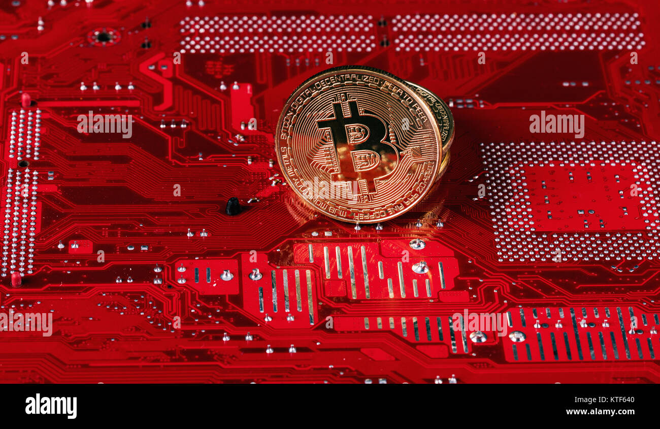 Bitcoin virtuelle Währung. Handel mit Bitcoin. Die Gefahr des Kaufens eine virtuelle Währung. Crypto Währung Hintergrund Konzept auf rotem Hintergrund Stockfoto