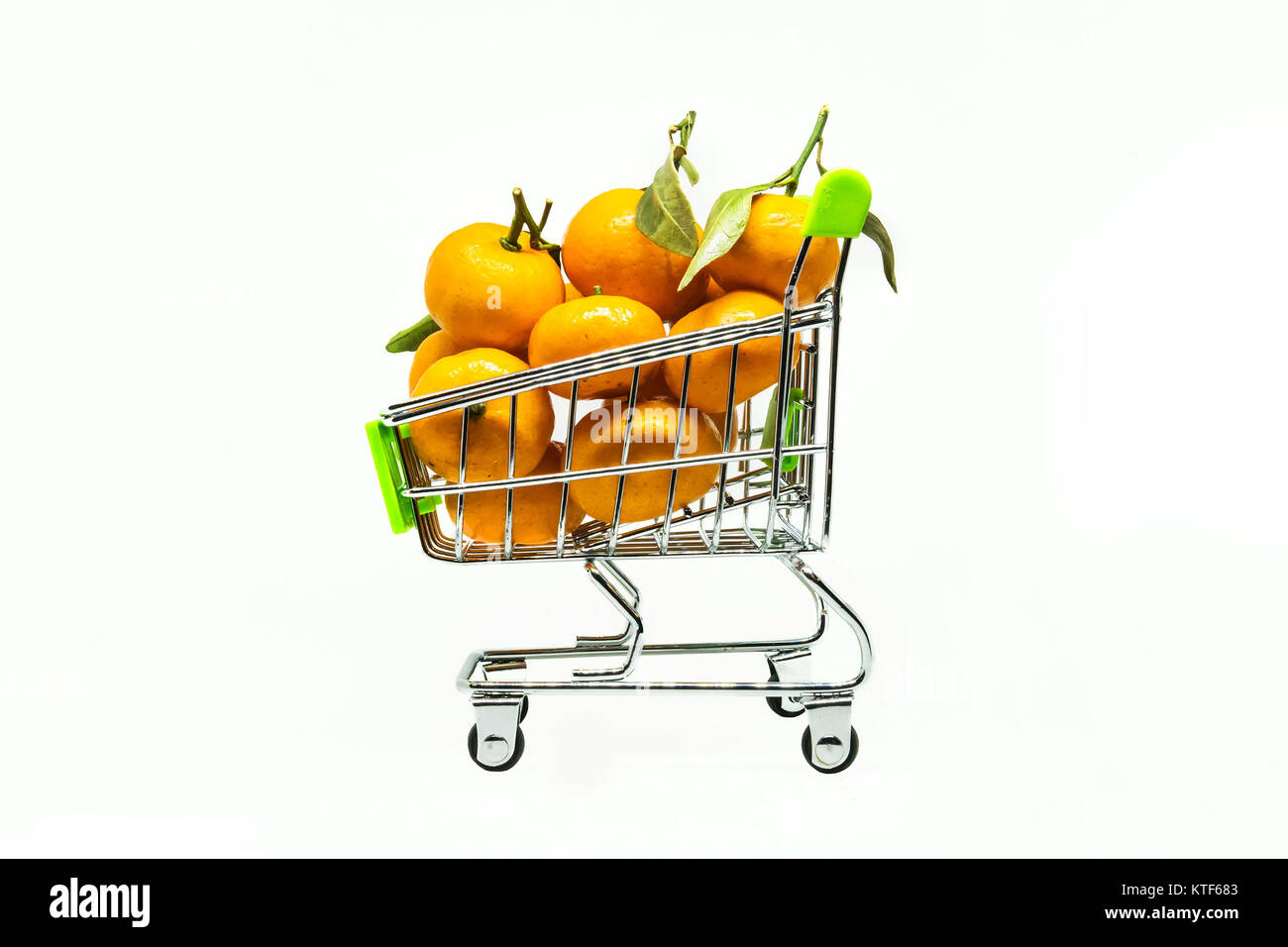 Klein Warenkorb mit vielen Mandarinen auf weißem Hintergrund. Kauf von Obst. Korb mit reifem Miniatur Sorten von Orangen. Stockfoto