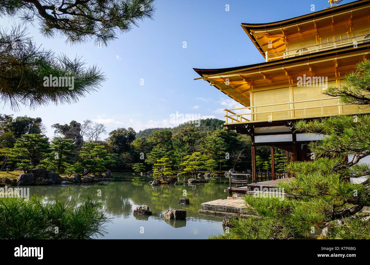 Kinkaku-ji Tempel am sonnigen Tag in Kyoto, Japan. Der Goldene Pavillon  befindet sich in einem herrlichen Japanischen Garten spazieren  Stockfotografie - Alamy