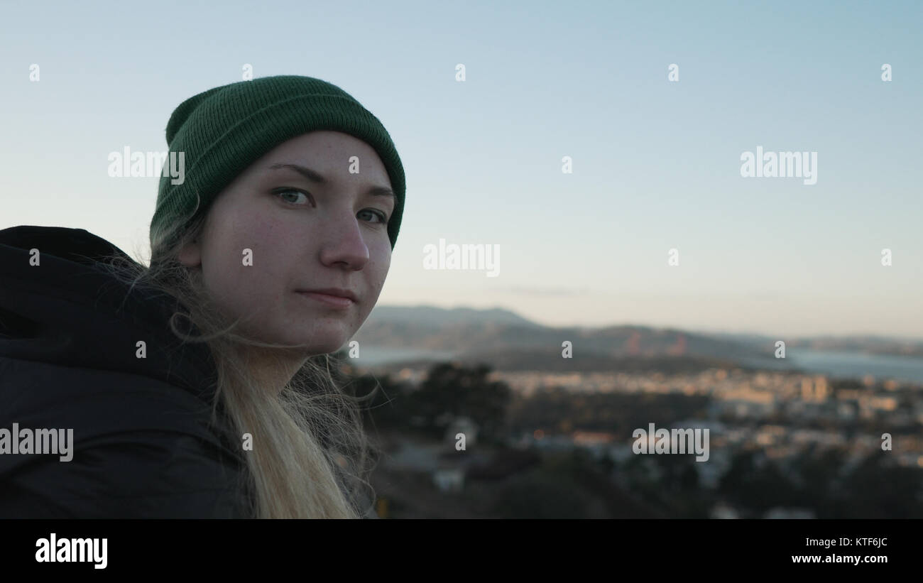 Jugendlich Mädchen auf Twin Peaks in San Francisco im Sonnenuntergang Stockfoto
