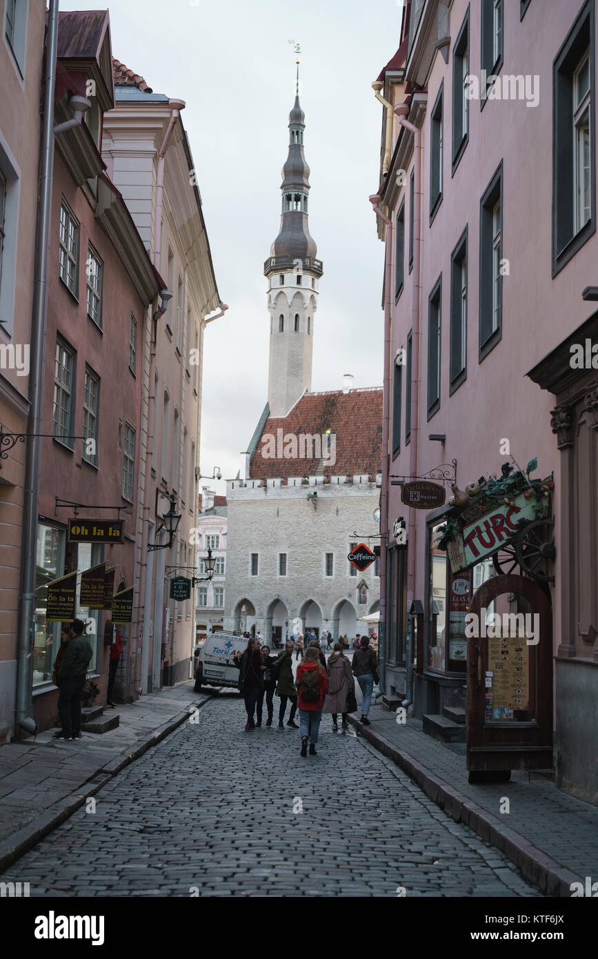 TALLINN, Estland - ca. Oktober 2017: Straßen der Altstadt von Tallinn im Herbst Stockfoto