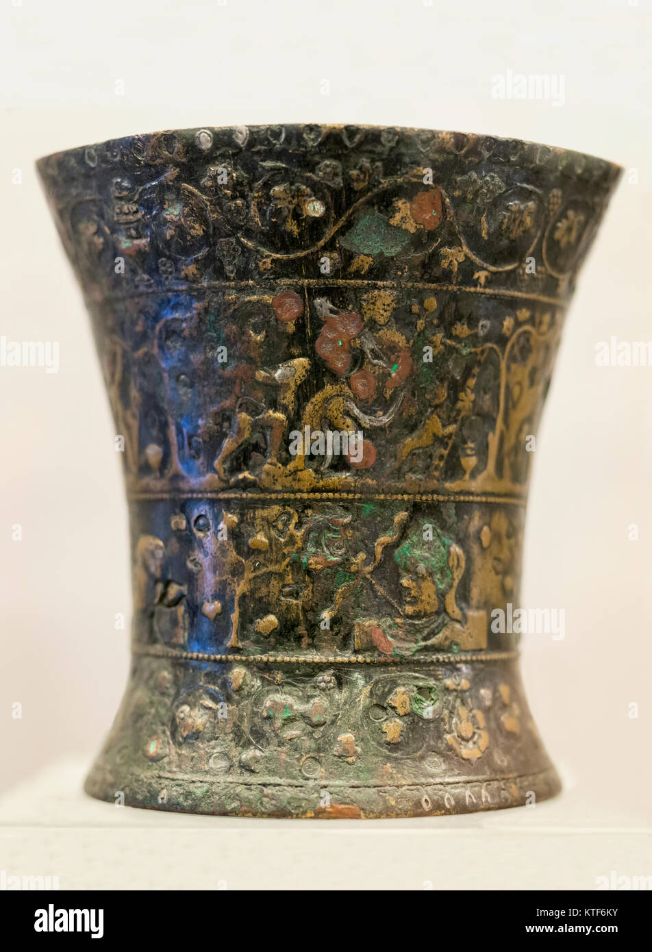 Badajoz, Spanien - 21. November 2017: Nertobriga Vase. Schiff aus Bronze und Silber niello schön mit Bacchischen Szenen dekoriert. Badajoz Archäologische Stockfoto