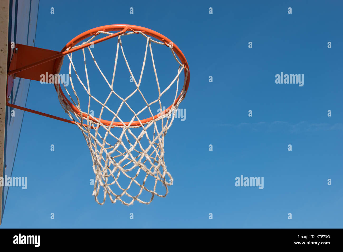 Closeup Basketballkorb, Korb mit weißem Netz und blauer Himmel im Hintergrund Stockfoto