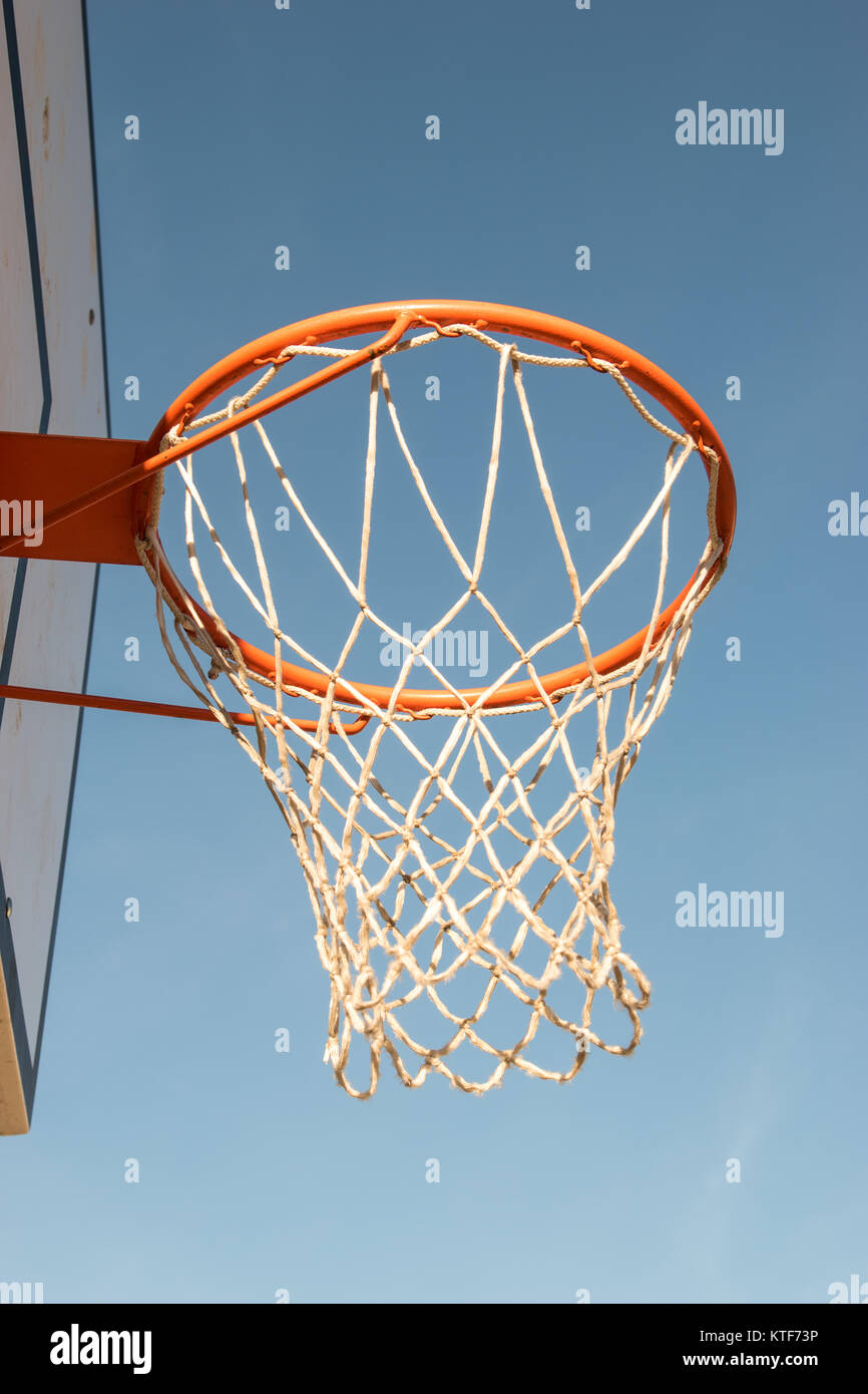 Closeup Basketballkorb, Korb mit weißem Netz und blauer Himmel im Hintergrund Stockfoto