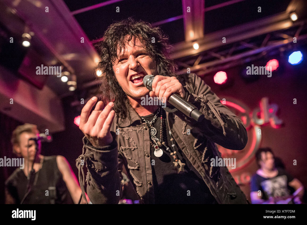 Der norwegischen Rock Band Munition führt ein Live Konzert im Hard Rock Cafe in Oslo. Hier Sänger Åge Sten Nilsen gesehen wird live auf der Bühne. Norwegen, 09.03.2017. Stockfoto