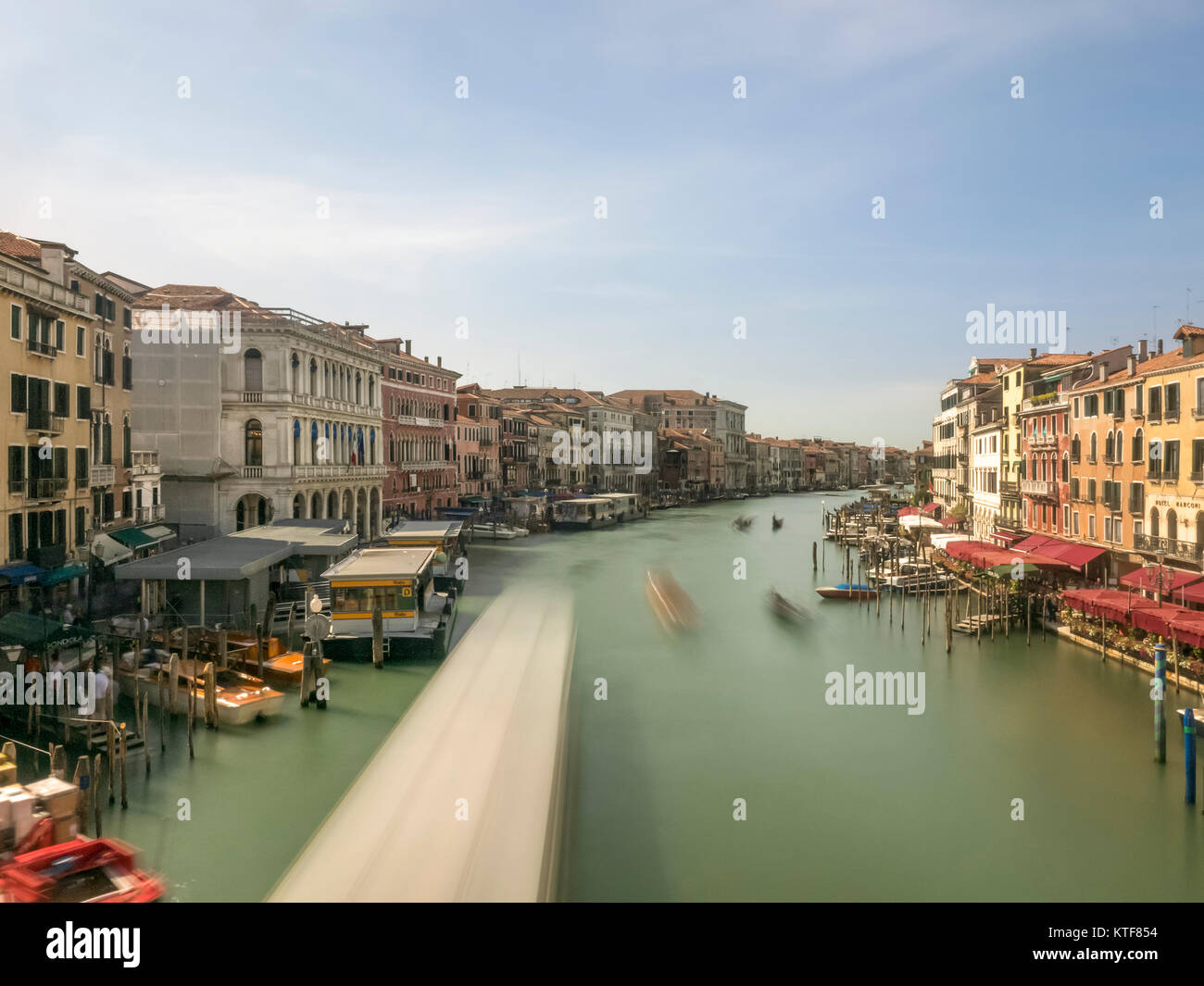 VENEDIG, ITALIEN 13. SEPTEMBER 2017: Long Exposure Blick auf den Canal Grande von der Rialtobrücke mit verschwommenen beweglichen Objekten Stockfoto