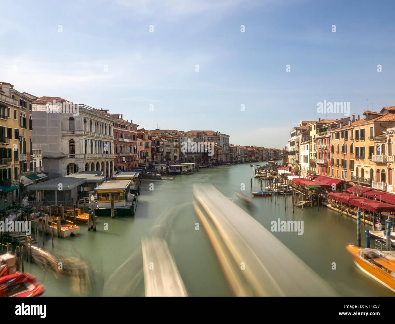 VENEDIG, ITALIEN SEPTEMBER - 13., 2017: Long Exposure Blick auf den Canal Grande von der Rialtobrücke mit verschwommenen Booten Stockfoto