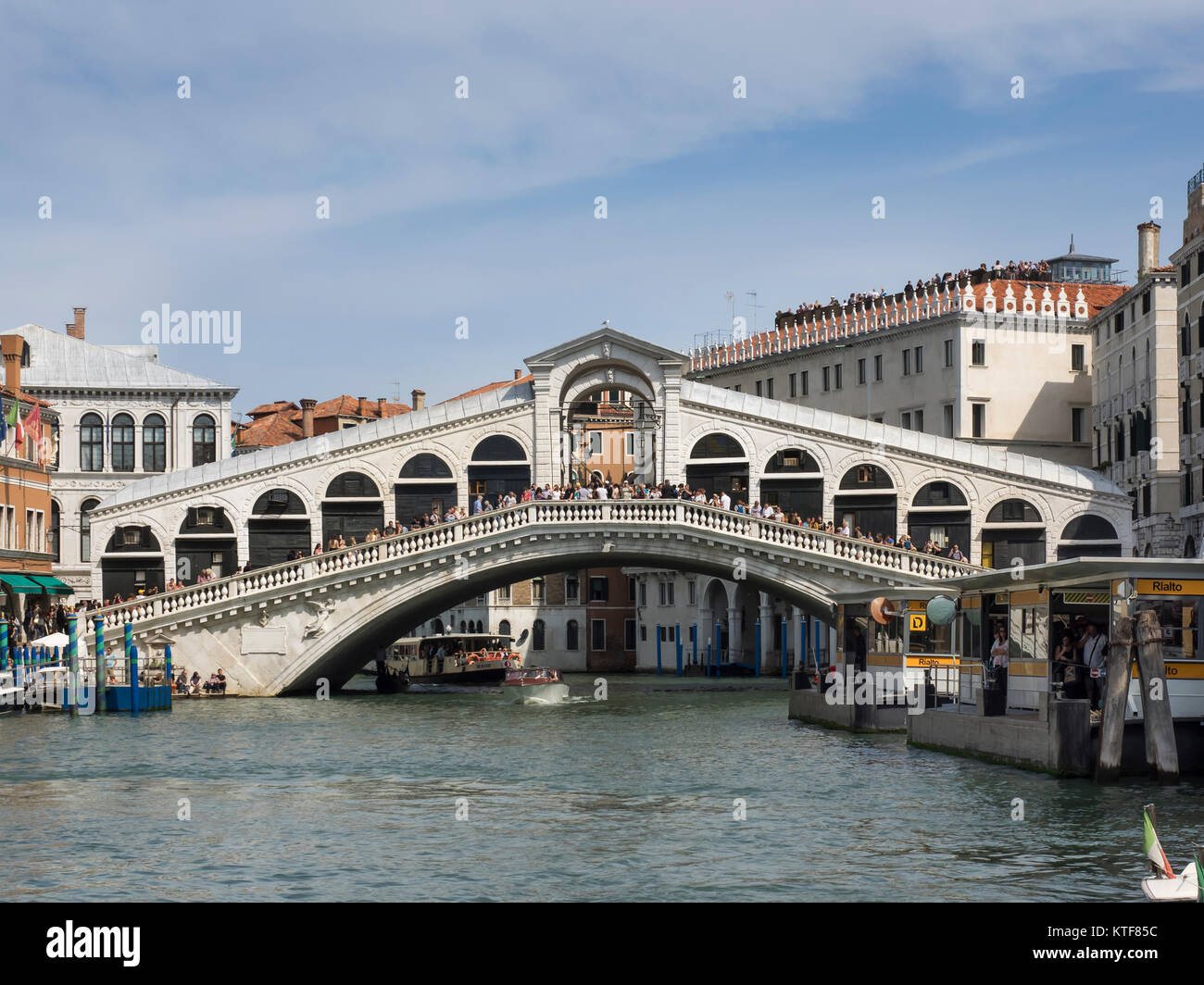 VENEDIG, ITALIEN 13. SEPTEMBER 2017: Blick auf die Rialtobrücke über dem Canale Grande Stockfoto