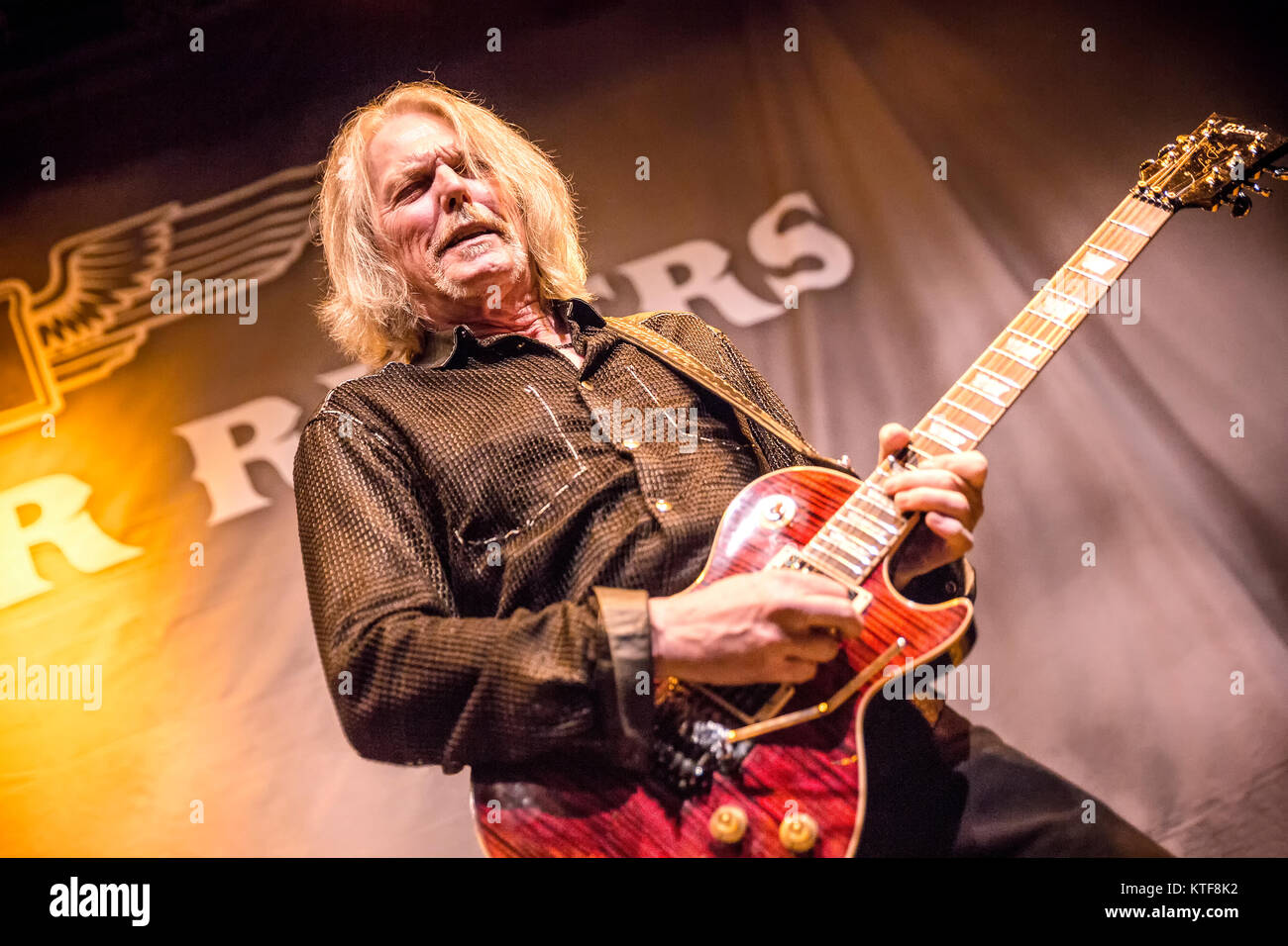 Die amerikanische Rockband Black Star Riders besteht aus Band Mitglieder aus der Gruppe Thin Lizzy, die hier ein Live Konzert in Gjerdrum Kulturhus in Norwegen. Hier Musiker Scott Gorham an der Gitarre ist live auf der Bühne gesehen. Norwegen, 28/11 2015. Stockfoto