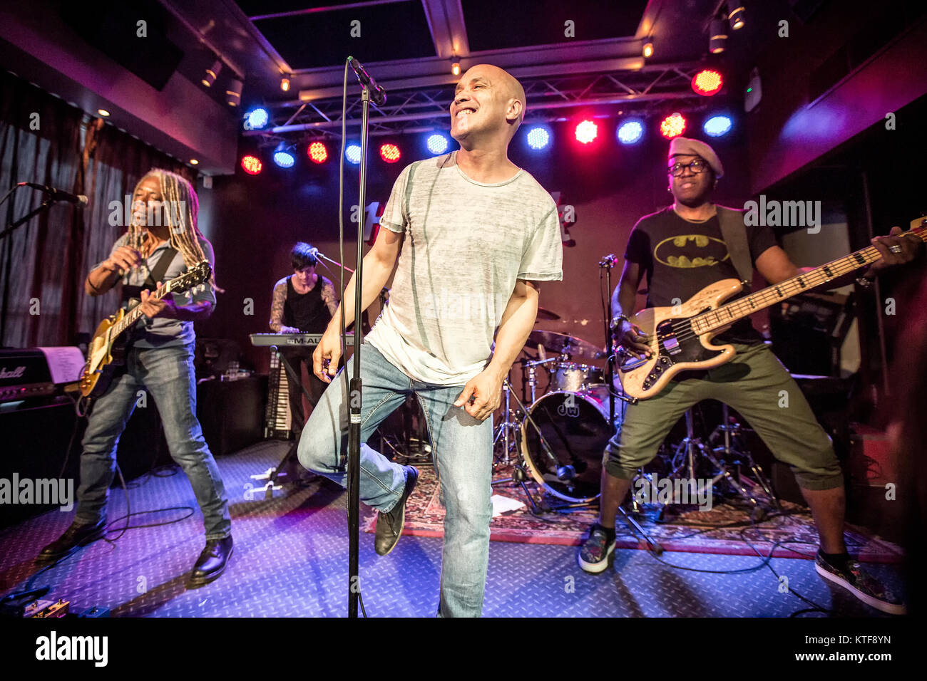 Die amerikanische Funk Rock Band Dan Reed Network führt ein Live Konzert im Hard Rock Café in Oslo. Hier Sänger Dan Reed wird gesehen, live auf der Bühne mit Gitarrist Brion James und Bassist Melvin Brannon II. Norwegen, 04/06 2016. Stockfoto