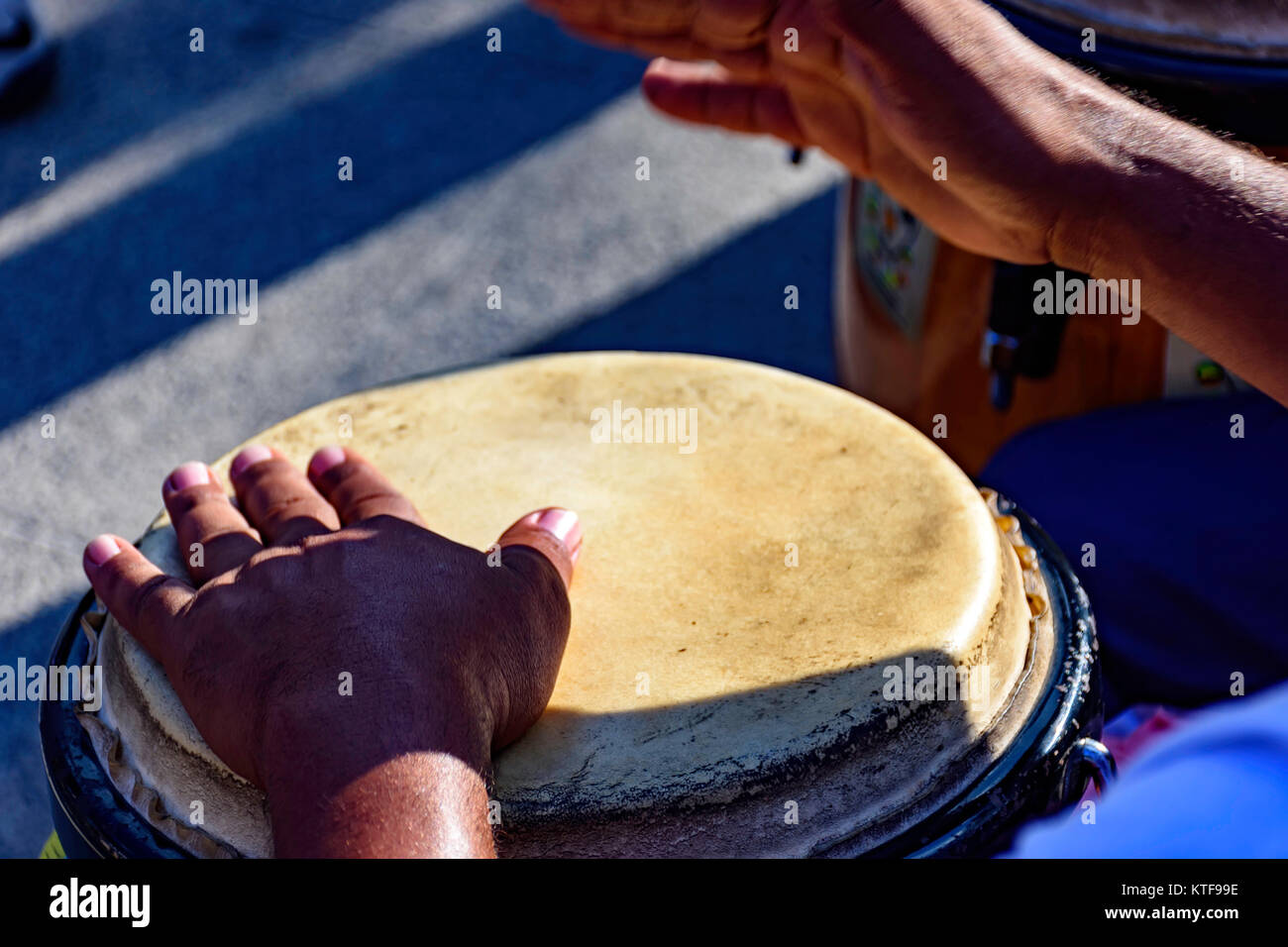 Drum Spieler spielt atabaque während der Präsentation von Afro Musik am Vorabend der brasilianische Karneval Stockfoto