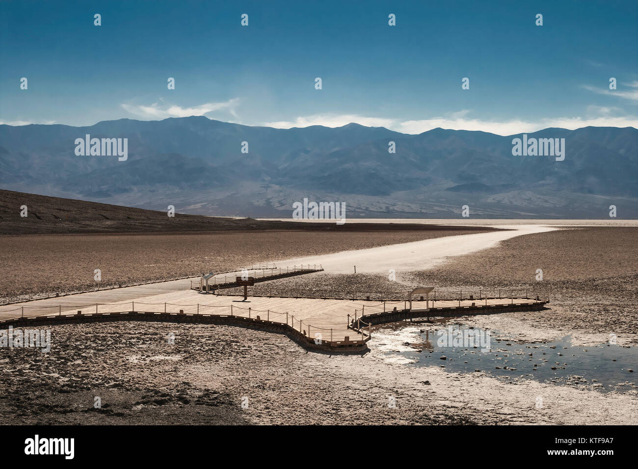 Blicken Sie am Badwater Basin Boardwalk auf spät und sonnigen Nachmittag im Sommer, Death Valley National Park, Kalifornien, USA. Stockfoto