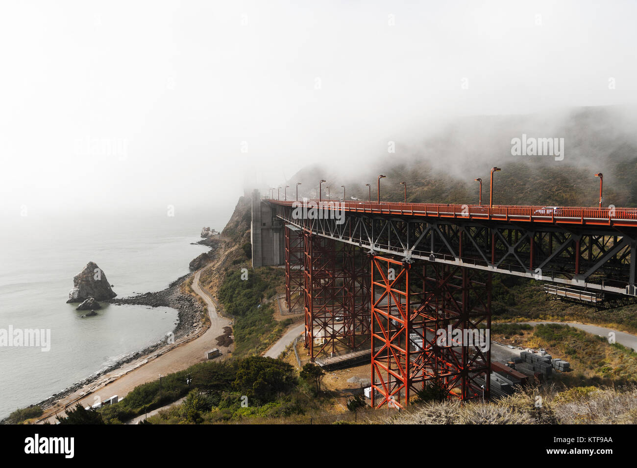 Golden Gate Bridge im Nebel, San Francisco, Kalifornien Küste Wahrzeichen, USA. Stockfoto