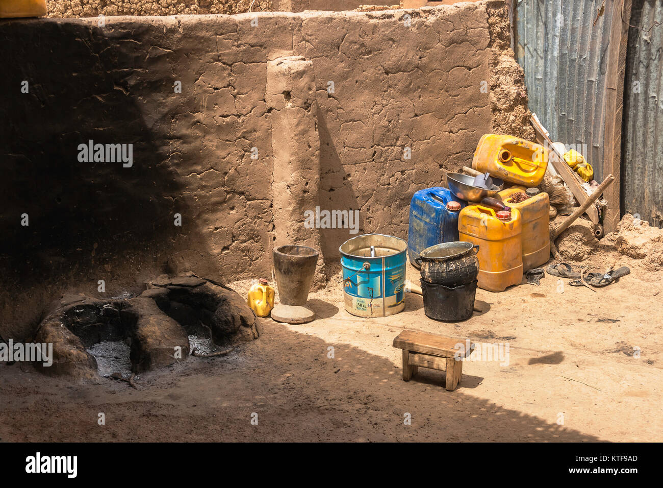 Einheimische Küche in einem Hinterhof in den Slums von Ouagadougou, Burkina Faso, Westafrika. Stockfoto