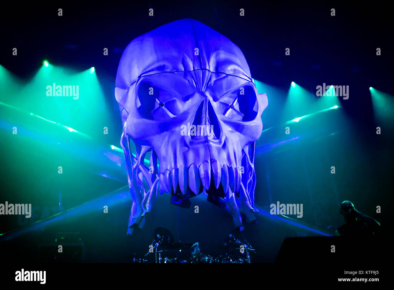 Norwegen, Oslo - November 18, 2017. Five Finger Death Punch, die Amerikanische heavy Band, führt ein Live Konzert in Oslo Spektrum. Hier ein riesiger Schädel ist über das Drum Kit. (Foto: Gonzales Foto - Terje Dokken). Stockfoto