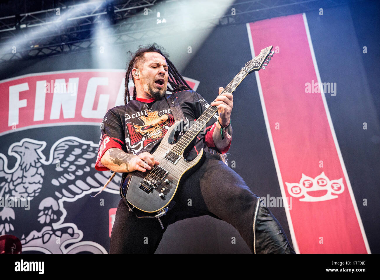 Norwegen, Halden - Juni 24., 2017. Five Finger Death Punch, die Amerikanische heavy Band, führt ein Live Konzert während der norwegischen Musik Festival Tonnen Gestein 2017. Hier Gitarrist Zoltan Bathory wird gesehen, live auf der Bühne. Stockfoto