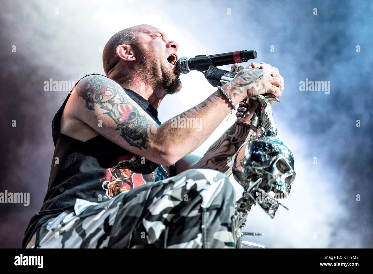 Five Finger Death Punch, die Amerikanische heavy Band, führt ein Live Konzert im Spektrum in Oslo. Hier Sänger Ivan Moody ist live auf der Bühne gesehen. Norwegen, 02/06 2015. Stockfoto