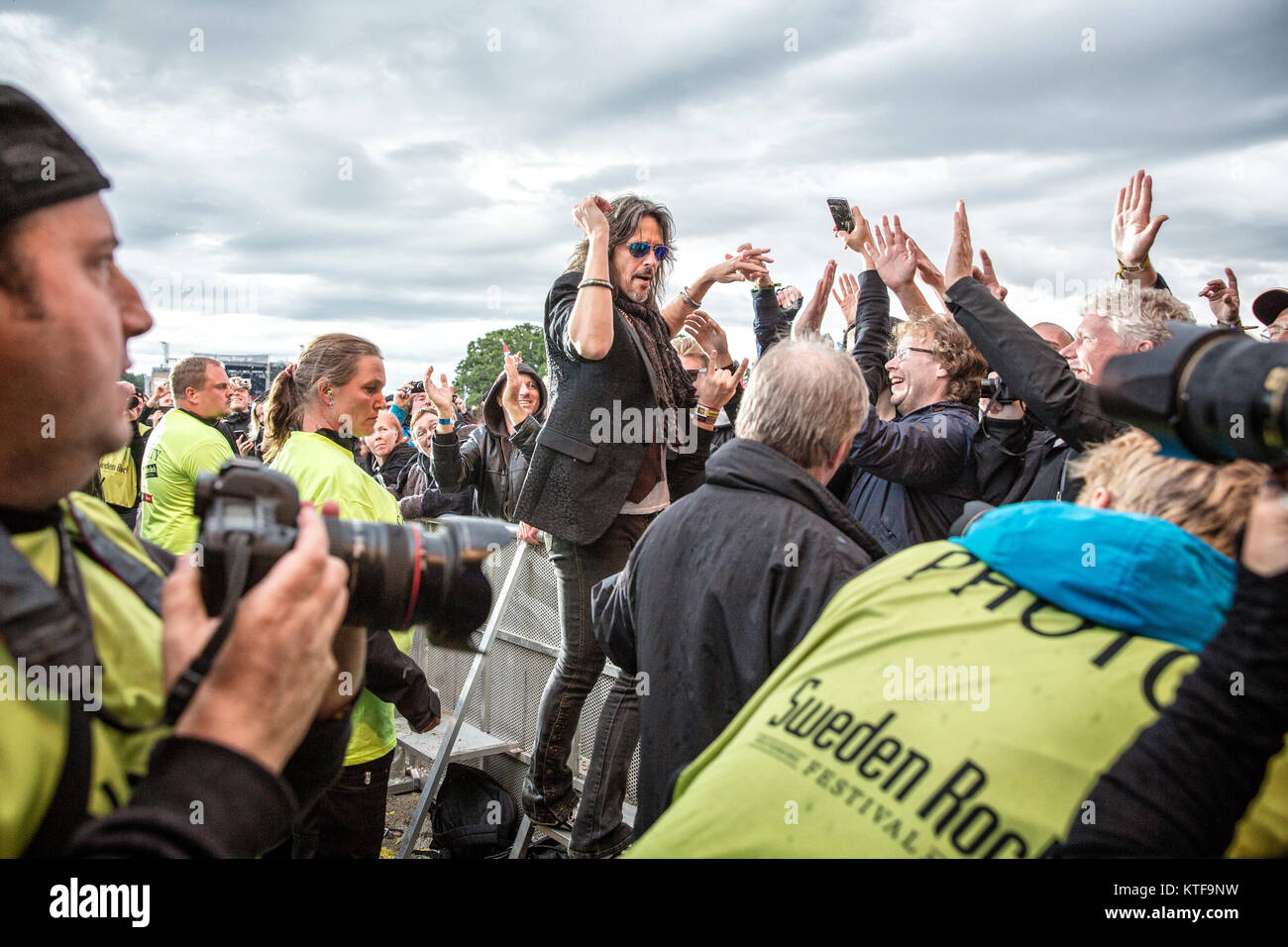 Die britisch-amerikanische Hard Rock Band Foreigner führt ein Live Konzert auf dem Sweden Rock Festival 2016. Hier Sänger Kelly Hansen live mit den Menschenmassen gesehen wird. Schweden, 10/06 2016. Stockfoto
