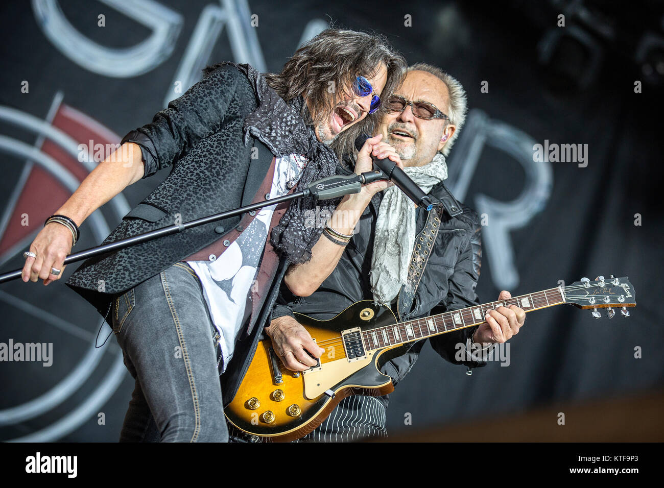 Die britisch-amerikanische Hard Rock Band Foreigner führt ein Live Konzert auf dem Sweden Rock Festival 2016. Hier Sänger Kelly Hansen gesehen wird live auf der Bühne mit Gitarrist Mick Jones. Schweden, 10/06 2016. Stockfoto