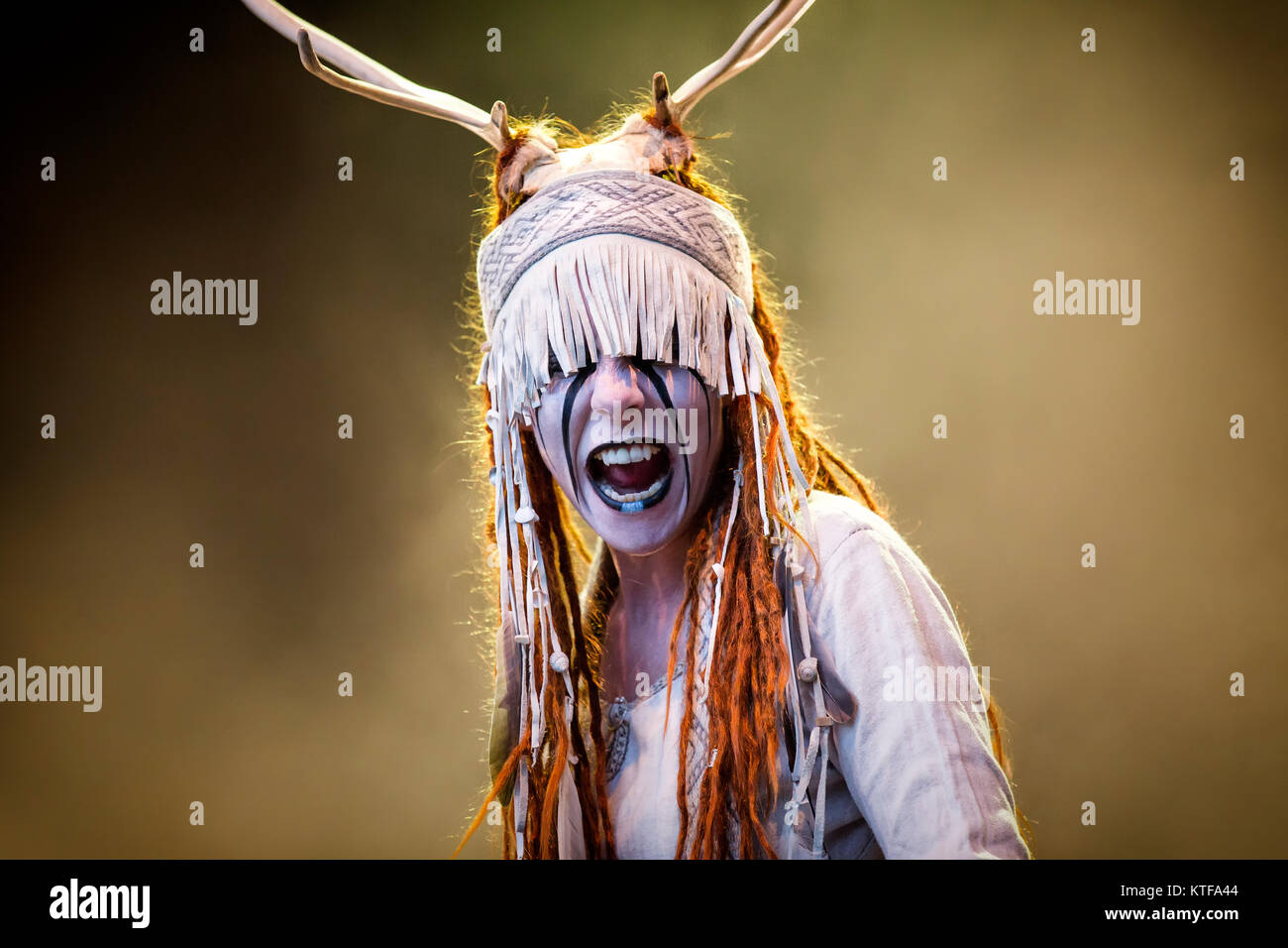 Norwegen, Borre - 19. August 2017. Die Skandinavische alternative metal band Heilung führt ein Live Konzert am während der norwegischen Metal Festival Midgardsblot Festival 2017 in Borre. (Foto: Terje Dokken). Stockfoto