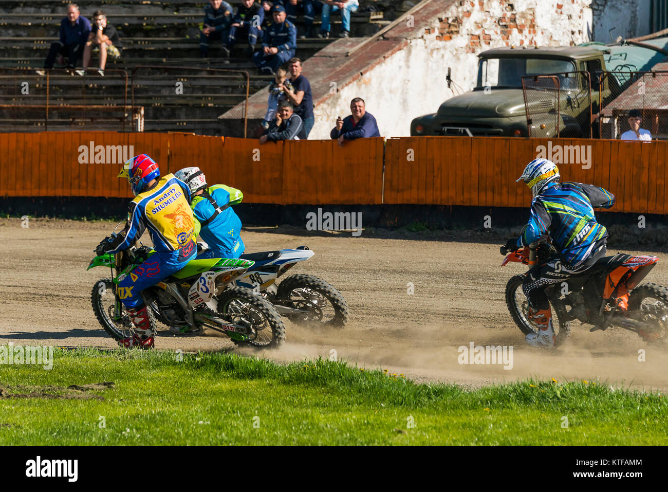 Lemberg, Ukraine - 17 April 2016: Unbekannte Reiter überwindet die Spur auf der flachen Strecke nationale Meisterschaft Serie zu der Stadt Lviv Stockfoto