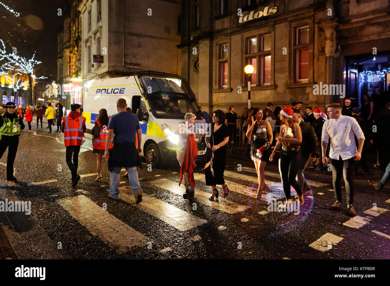 Die Menschen in der Wind Street, Swansea, Wales auf Mad Freitag, Schnäpse Schwarzer Freitag oder schwarzes Auge Freitag, der letzte Freitag Nacht vor Weihnachten, wenn tra Stockfoto