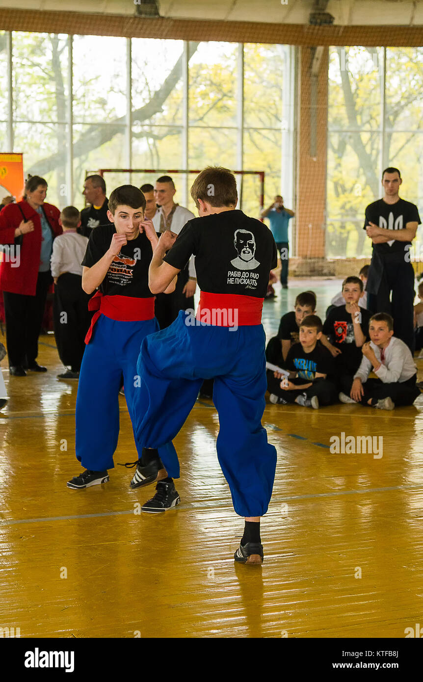Lemberg, Ukraine - April 25.2015: Wettbewerber in den Kampfkünsten in der Turnhalle in der City Park in Lviv, Ukraine durchführen Stockfoto