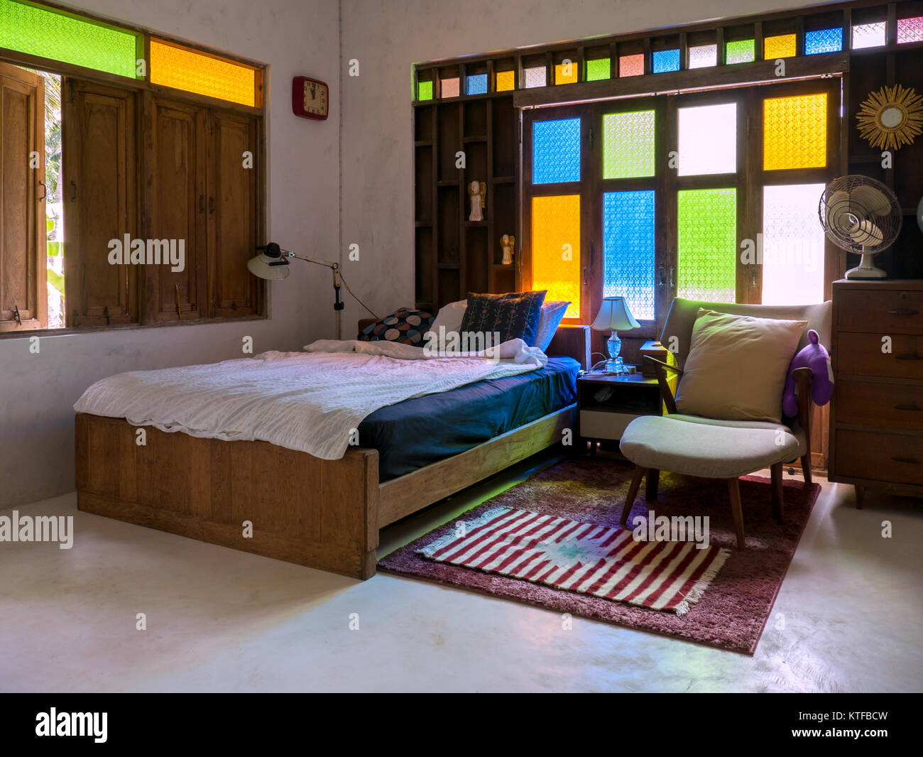 Vintage Styles von Schlafzimmer mit Vintage Objekt und Farbe Glas in Thailand eingerichtet Stockfoto