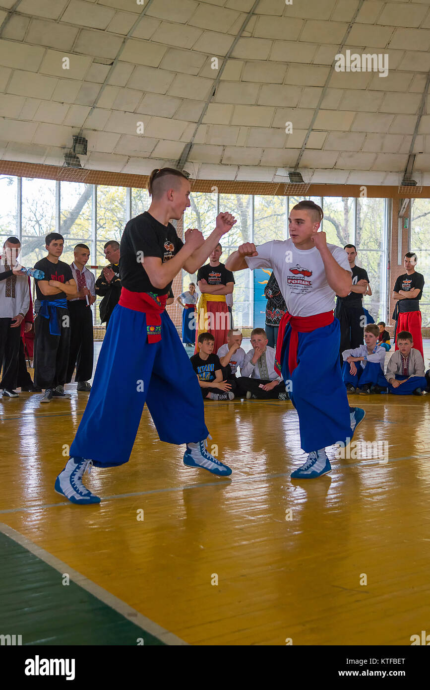 Lemberg, Ukraine - April 25.2015: Wettbewerber in den Kampfkünsten in der Turnhalle in der City Park in Lviv, Ukraine durchführen Stockfoto