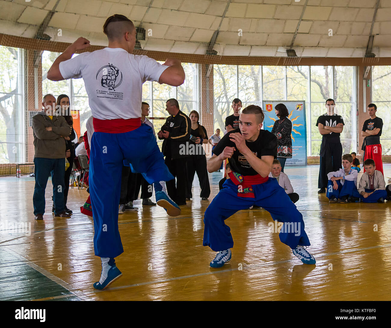 Lemberg, Ukraine - April 25.2015: Wettbewerber in den Kampfkünsten in der Turnhalle in der City Park in Lviv, Ukraine durchführen Stockfoto