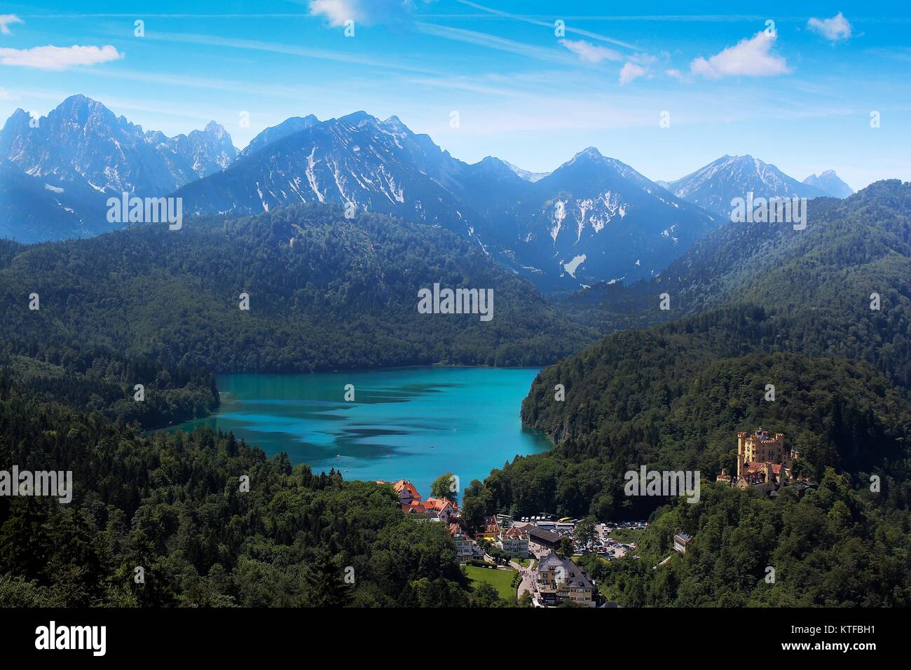 Blick auf die Berge und das panorama bild riesigen Berg und See Stockfoto