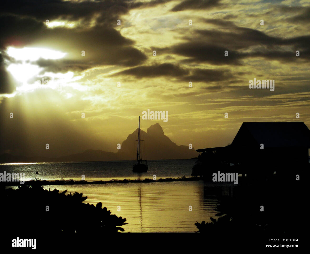 Sonnenuntergang auf der Insel Bora Bora Licht von Sonne zu Berg Stockfoto